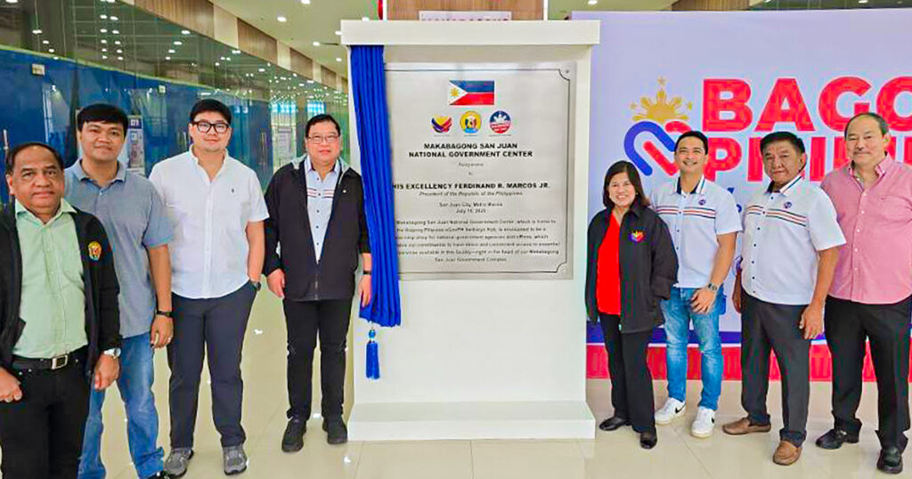 Inauguration ceremony at San Juan Government Center attended by government officials and guests.